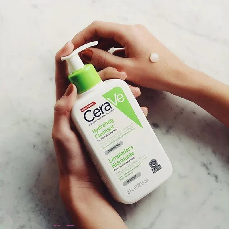 بطری سراوی Hydrating Cleanser در دست و یک پمپ از محصول روی پشت دست